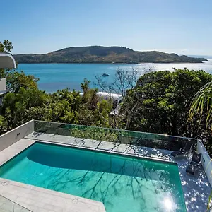 Waves 3 Luxury 3 Bedroom Endless Ocean Views Central Location + Buggy Hamilton Island